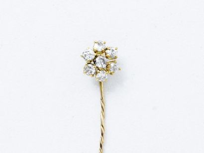 null Épingle de cravate en or 18 K, stylisant une marguerite ornée de diamants taille...