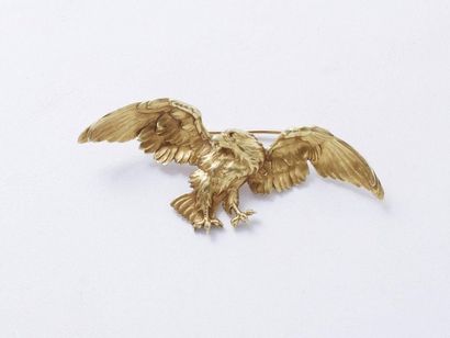 null Broche pendentif en or ciselé 18 K, stylisant un aigle les ailes déployées....