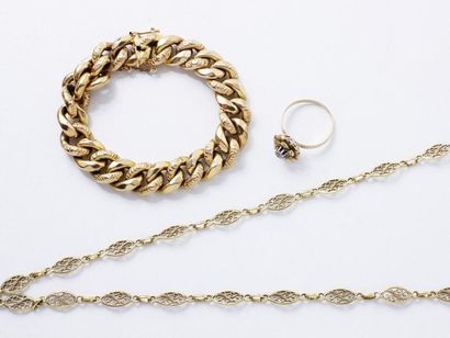 null Lot en or 18 K, composé d'une chaîne à maillons ovales filigranés, d'un bracelet...