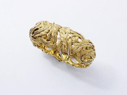 null Important bracelet jonc ouvrant en or 18 K guilloché décoré d'un motif feuillagé....