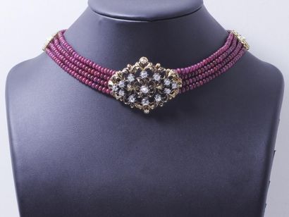 null Collier composé de 4 rangs de perles de rubis, centré d'un motif ajouré émaillé...