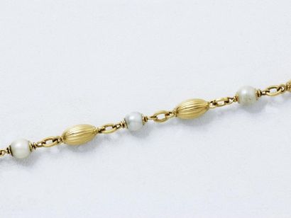 null Bracelet en or 18 K composé de motifs côte de melon godronné intercalés de perles...