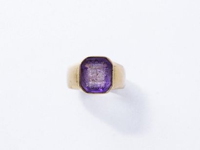 null Important bague chevalière en or 18 K ornée d'une améthyste en serti clos gravée...