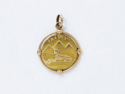 null Pendentif en or 18 K, orné d'une médaille à décor égyptien. Poids: 5.50 g. Haut:...