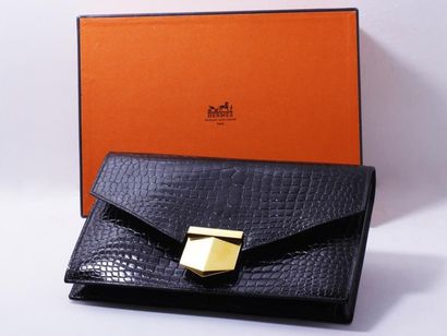 null HERMÈS Paris made in France Élégante pochette en crocodile marron, fermoir facetté...