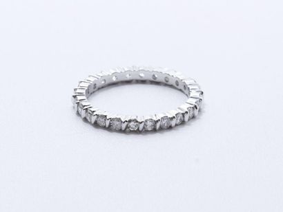 null Alliance américaine en or gris 18 K ornée de diamants brillantés en serti barrette....