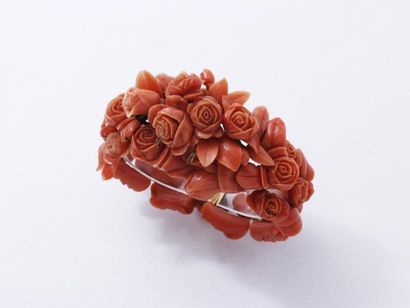 null Bracelet articulé en or 9 K habillé de boutons de rose en corail sculpté. Il...