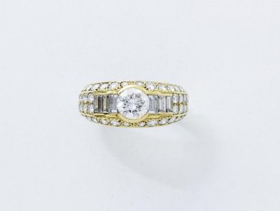 null Bague jonc en or 18 K, ornée d'un diamant brillanté en demi serti clos épaulé...