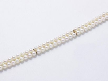 null Bracelet composé de 2 rangs de perles de culture d'environ 5.5 mm, agrémenté...
