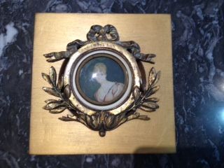 Miniature ronde, fin XIXème

Jeune femme...