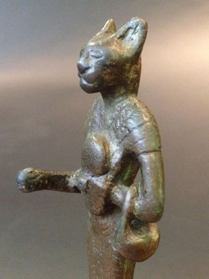 null Déesse Bastet debout. Basse Epoque (664 - 332 av. J.-C.). La divinité anthropo-zoomorphe...