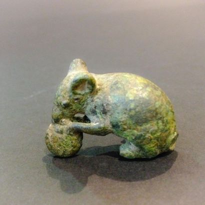 null Souris, amulette. Epoque romaine. Joli petit bronze canonique d'une souris grignotant...