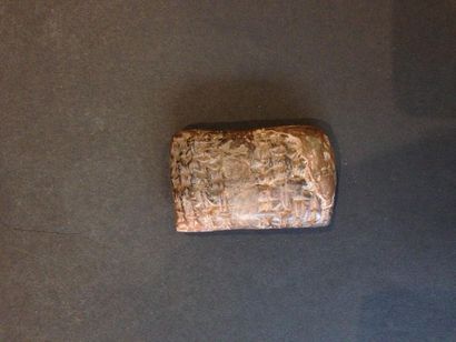null Tablette inscrite antique en terre cuite. Long. : 6,5 X 4 cm 