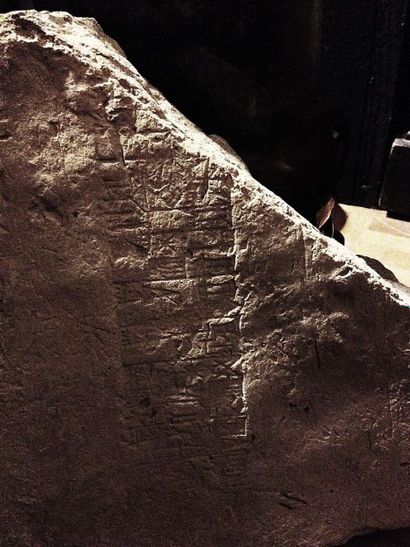 null Brique de fondation probablement au nom du roi Nabuchodonosaure Elle est inscrite...