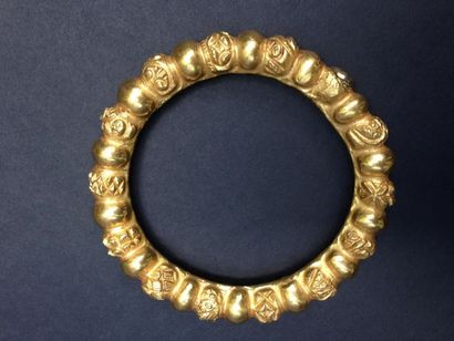 null Rare bracelet fatimide. XII è s. ap. J.-C. Epaisse feuille d'or travaillée au...