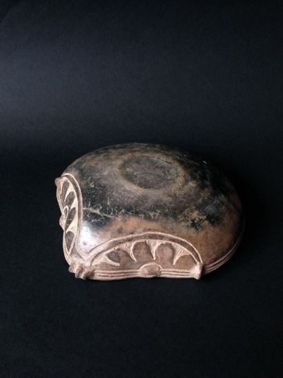 null Vase en forme de besace ou outre. Lambayeque-Chimu, vers 1100 ap. J.-C. Terre...