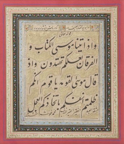 ISLAM Texte coranique calligraphié en Nasta’liq encadré par trois encadrement enluminé.

Il...
