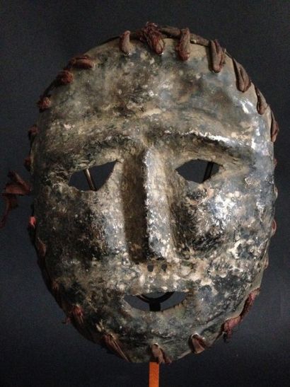 null Masque de la région de Darchula. Népal Métal et textile. Haut : 23 cm. Les masques...