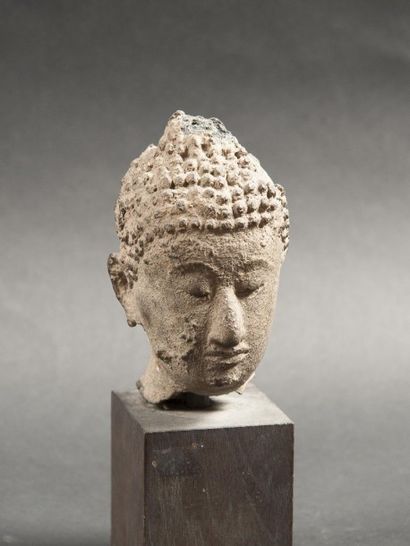 null Tête de Bouddha. Asie du Sud Est. Terre cuite grise. Haut : 13,5 cm.Manques...