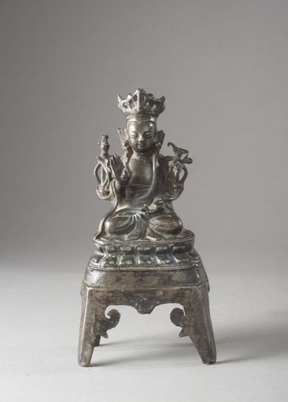 null Avalokiteshvara/ Guan Yin assis sur un trône à volutes. Chine, circa XVème s...