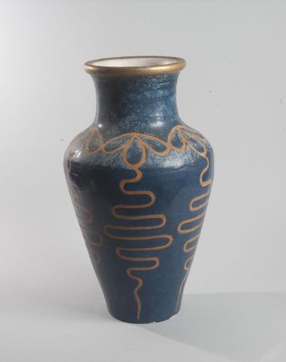 null Grand vase en céramique à décor de spirales sur fond bleu. 

Haut. : 53 cm