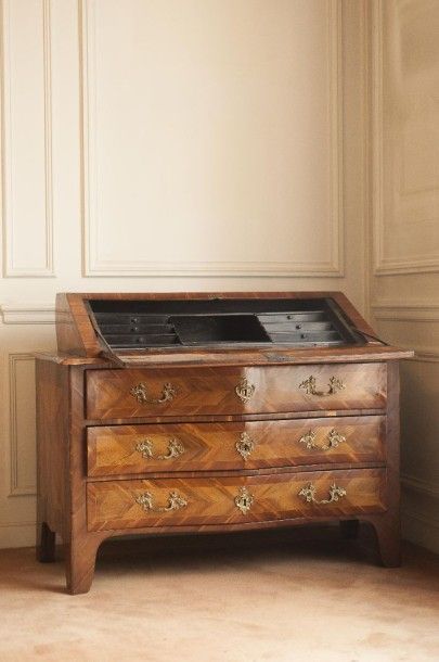 null Commode-bureau de pente à façade galbée et cotés droits.

Elle ouvre à trois...