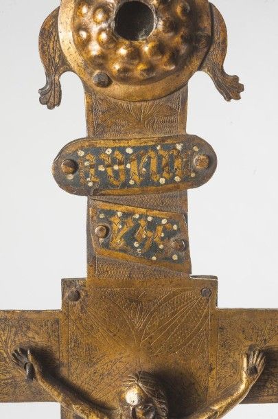 null Croix de procession en bronze gravé et émaillé.

Italie, XIVe siècle

Haut....