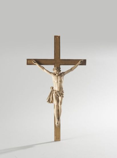 null Christ en croix en ivoire sculpté, sur une croix en bois doré.

XIXe siècle.

H....
