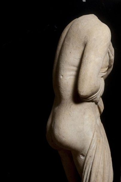 null Belle Statue acéphale du type Aphrodite demi-nue. Fin de l’époque hellénistique...