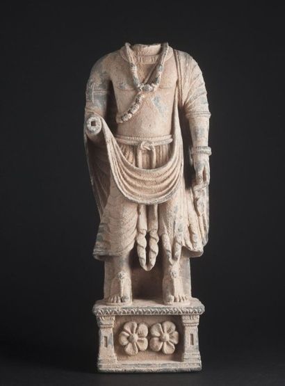 null Bodhisattva acéphale. Art du Gandhara, II-IIIème s. Debout sur une base fleurie,...