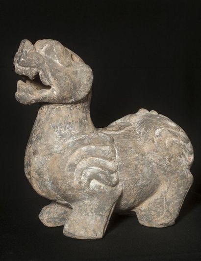 null Qilin. Chine, dynastie Han (206 av. J-C- 220 ap. J-C). L’animal, la tête relevée,...