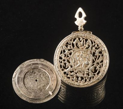 null Boite de montre en argent autrefois dorée en forme de tambourin, début XVIème....