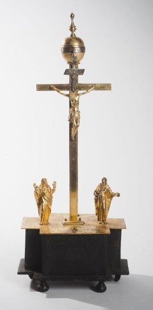 null Horloge de table en bronze doré représentant le Christ en Croix, au pied de...