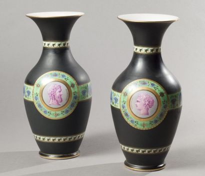 null PARIS - Paire de vases de forme balustre en porcelaine à fond noir mat, à décor...