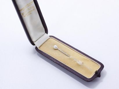 null Épingle de cravate en or gris 750 millièmes, ornée d'une perle probablement...