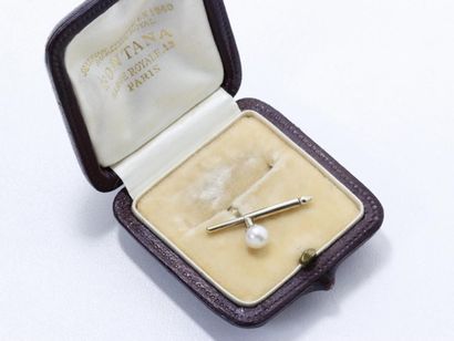 null Bouton de col en or gris 750 millièmes, orné d'une perle d'environ 5.4 mm. Il...