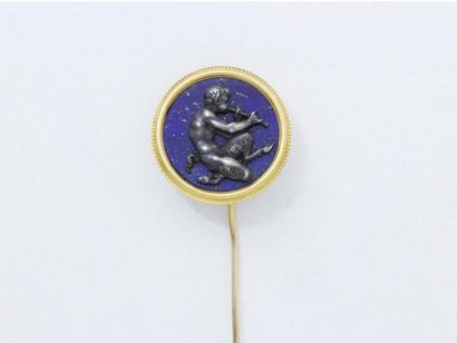  Belle épingle en or 750 millièmes, décorée d'une plaque ronde en lapis lazuli, appliquée...