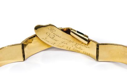 null Rare bracelet historique en or, finement ciselé et gravé de rinceaux feuillagés,...