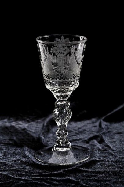 null Verre à pied balustre, à vaste décor gravé à l’aigle impériale et aux trophées...