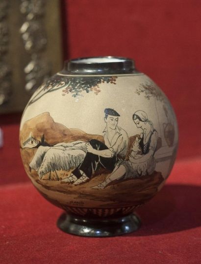 null *DIR Vase boule, décor d'un couple de bergers basques, faïence de Ciboure.