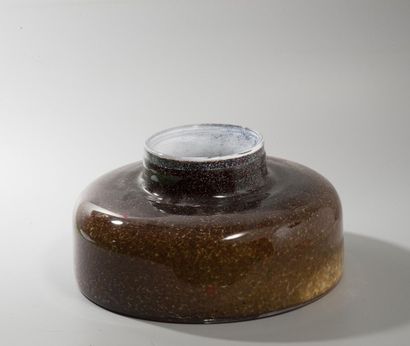 null TRAVAIL CONTEMPORAIN Vase en verre moucheté. Haut. : 16 cm