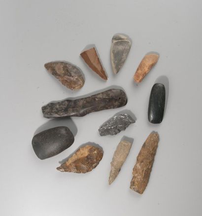 null Intéressant lot d'outils préhistoriques dont Paléolithique et Néolithique. -...
