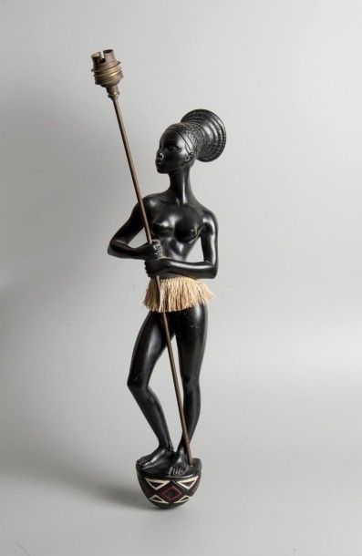 André CARLI André CARLI, Lampe représentant une femme africaine. - Plâtre peint,...