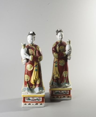 null Paire de porteuses de vases. Chine, dynastie Qing. - Porcelaine sous couverte...