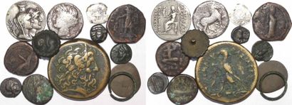 null Grèce/divers : lot de 13 monnaies et objets antiques - - - - - TB - - Bronze...