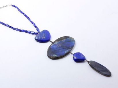 null Jacques AN LANH

Collier composé de perles de lapis lazuli retenant en pendentif...