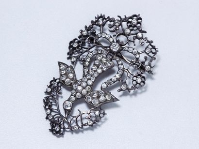 null Broche Saint Esprit en argent 800 millièmes ajouré, ornée de pierres du Rhin....