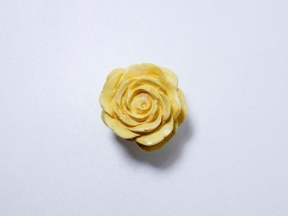 null Étonnante bague en résine façon ivoire, stylisant une rose.

Tour de doigt:...