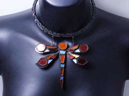 null Collier en résine noire et métal, centré d'un motif de libellule en pampille...