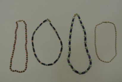 null Lot de quatre colliers en pierres de couleur et perles.